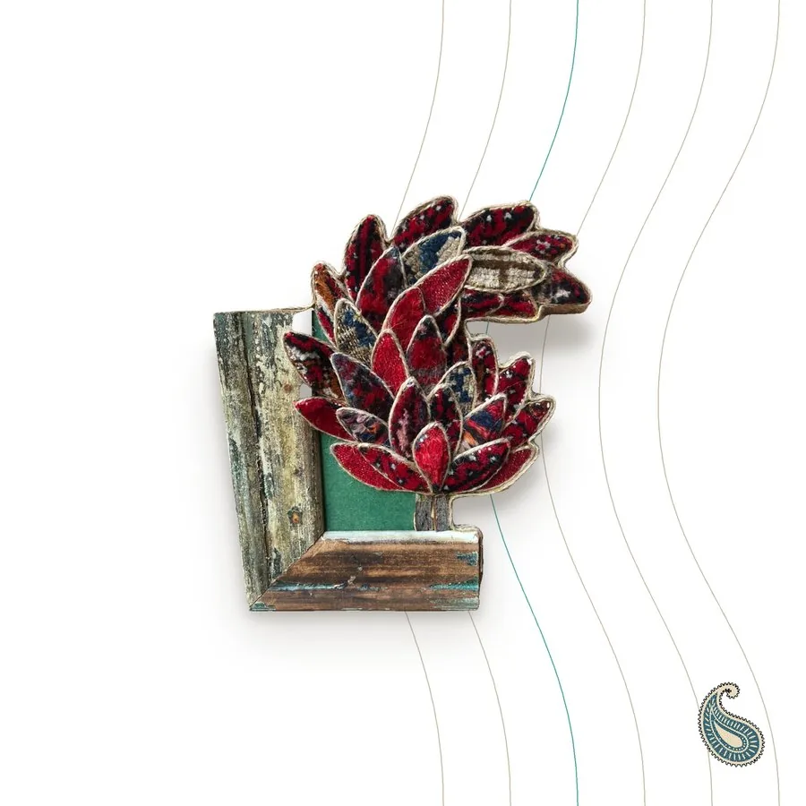 Quadro Persiano «fiore di tappeto» con petali di vecchi tappeti e cornice in legno di recupero, da Qazvin (2 modelli)