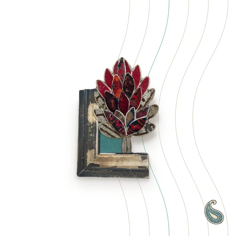Quadro Persiano «fiore di tappeto» con petali di vecchi tappeti e cornice in legno di recupero, da Qazvin (2 modelli)
